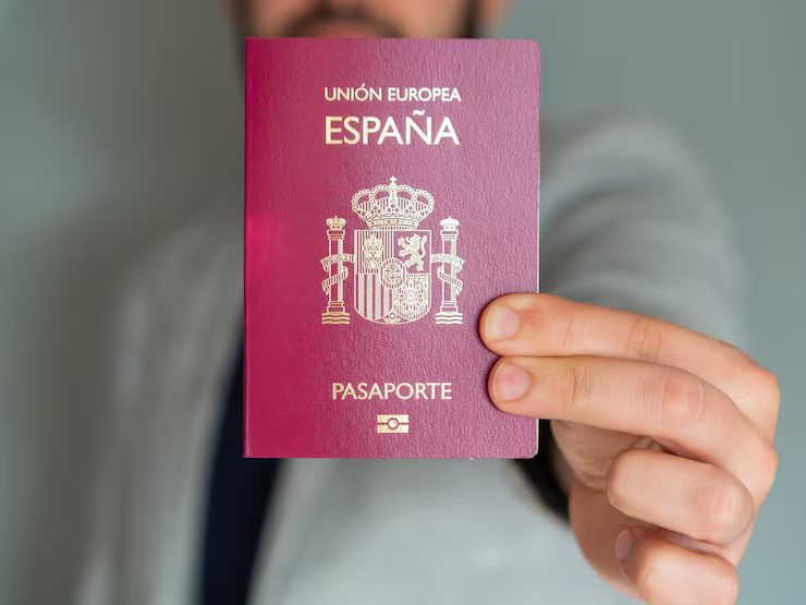 1-empresario-su-pasaporte-espanol-union-europea_803873-648